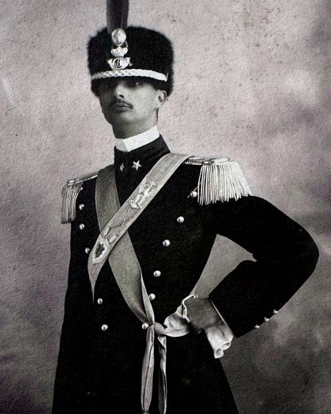 In alta uniforme da ufficiale di cavalleria.