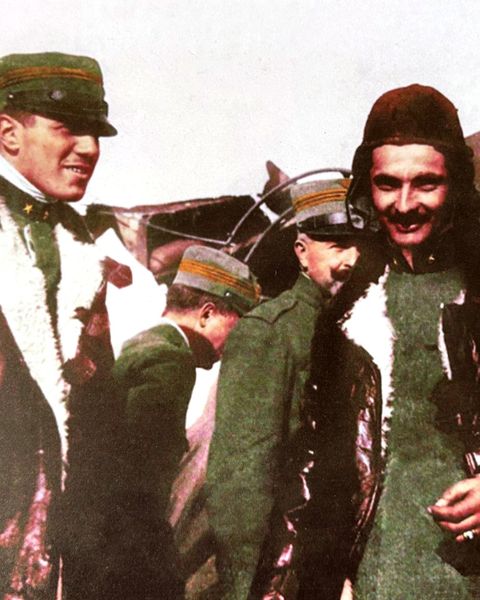 Al campo d'aviazione con altri ufficiali, in una fotografia colorata d'epoca.
