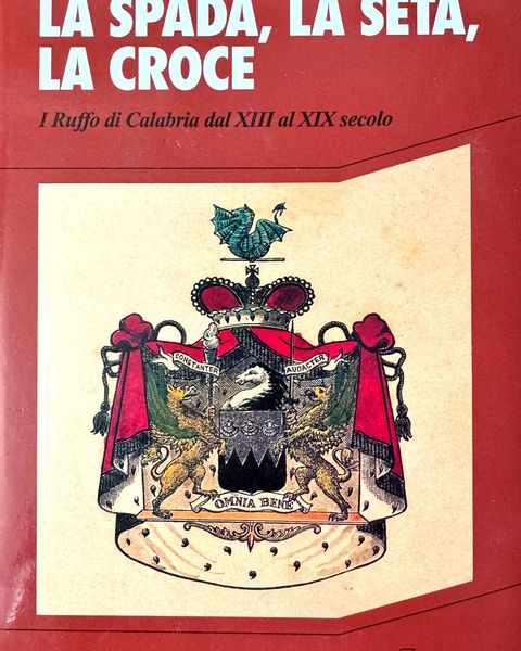 Giuseppe Caridi, «La spada, la seta, la croce. I Ruffo di Calabria dal XIII al XIX secolo», Società Editrice Internazionale, Torino. In copertina lo stemma della casata con il motto «Omnia bene».