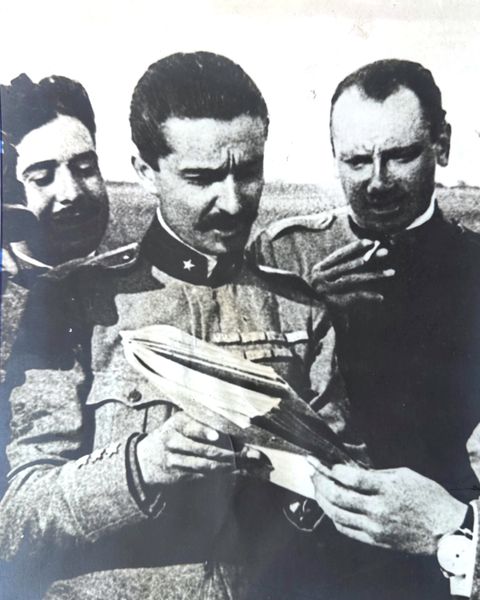 Fotografia d'epoca con due ufficiali.