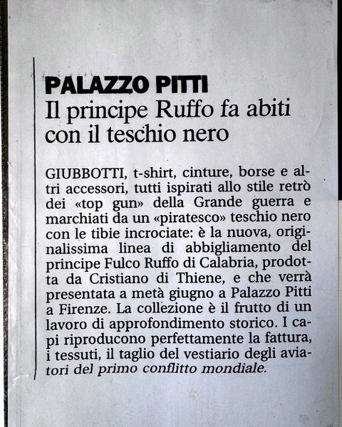 «Il principe Ruffo fa abiti con il teschio nero»: articolo sulla linea di abbigliamento di Fulco Ruffo di Calabria ispirata agli aviatori della Grande Guerra, presentata a Palazzo Pitti, Firenze.