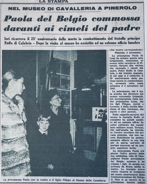 «La Stampa»: Paola al Museo della Cavalleria di Pinerolo con la madre Luisa e il figlio Filippo, davanti ai cimeli del padre Fulco e del fratello Augusto, nel 25° anniversario della morte di Augusto (2 novembre 1943).