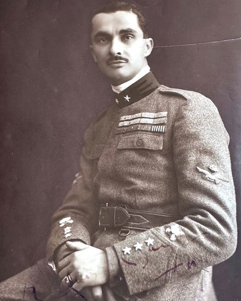 Ritratto fotografico in uniforme, con nastrini, distintivo da pilota e dedica autografa.