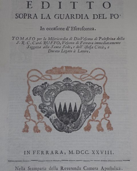 «Editto sopra la guardia del Po in occasione d'escrescenza», emanato dal cardinale Tommaso Ruffo, vescovo di Ferrara e legato a latere. Ferrara, 1728, Stamperia della Reverenda Camera Apostolica. In basso lo stemma Ruffo sotto il cappello cardinalizio.